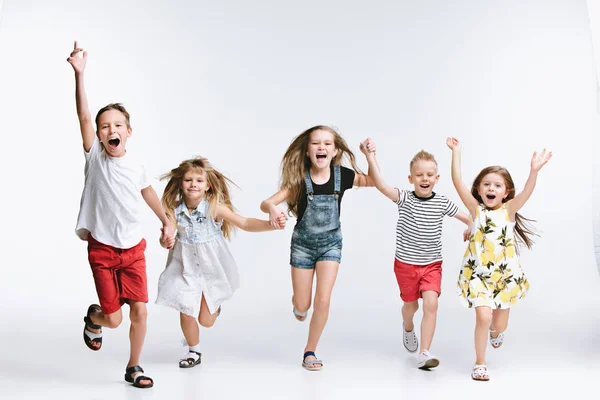 Gruppe Mode niedlich Vorschulkinder Freunde posieren zusammen und Blick auf Kamera weißen Hintergrund — Stockfoto