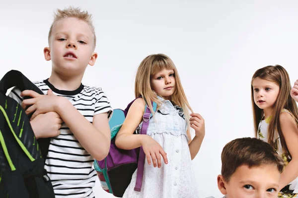 Glückliche Gruppe netter und liebenswerter Schüler ist zurück in der Schule — Stockfoto