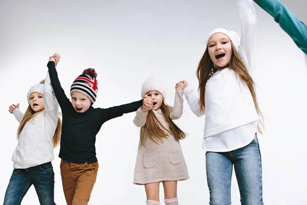 Ομάδα παιδιών σε φωτεινά χειμωνιάτικα ρούχα, που απομονώνονται σε λευκό — Φωτογραφία Αρχείου