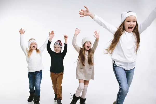 Groupe d'enfants en vêtements d'hiver lumineux, isolés sur blanc — Photo