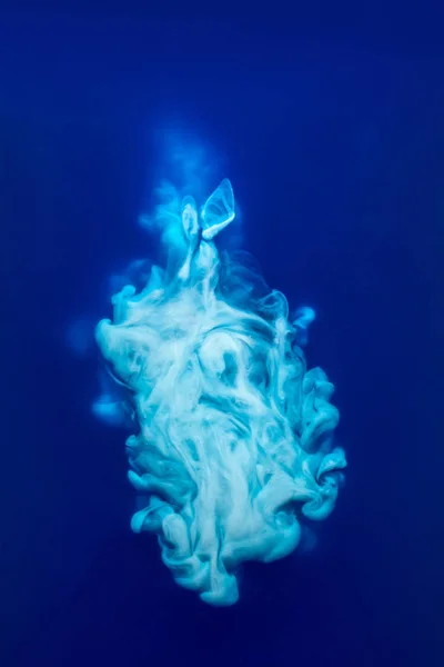 Abstrakt mönster falla i vattendroppe blått bläck - cyan bläck upplöst i vatten — Stockfoto