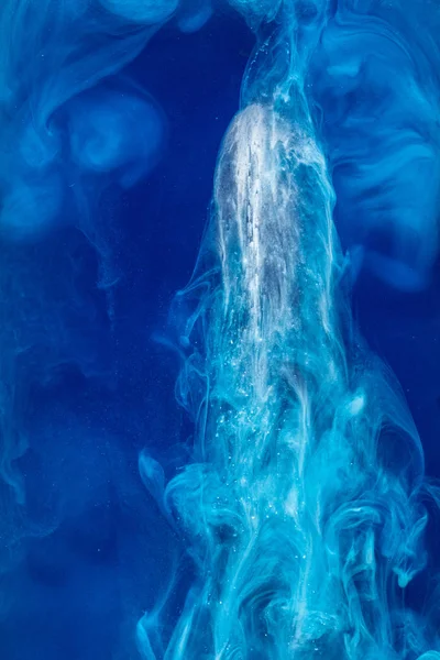 Abstrakt mönster falla i vattendroppe blått bläck - cyan bläck upplöst i vatten — Stockfoto
