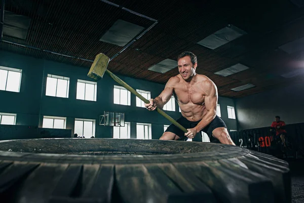 Półnagi człowiek Przerzucanie opony ciężkich siłowni — Zdjęcie stockowe