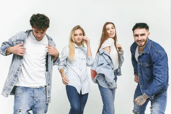 Група усміхнених друзів в модних джинсах — стокове фото