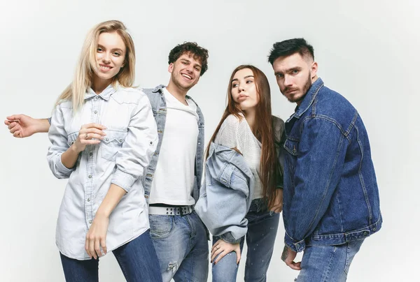 Groep lachende vrienden in modieuze jeans — Stockfoto