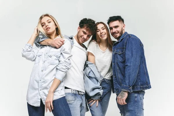 Grupo Amigos Sonrientes Jeans Moda Los Jóvenes Posando Estudio Moda — Foto de Stock