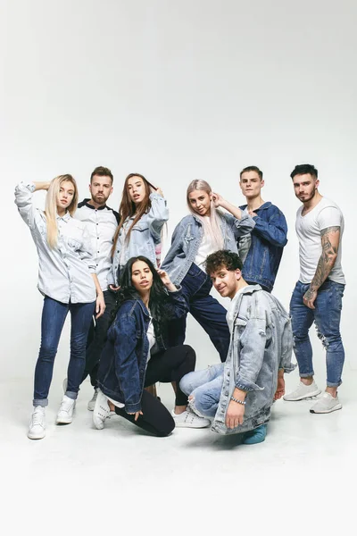 Grupo de amigos sonrientes en jeans de moda — Foto de Stock