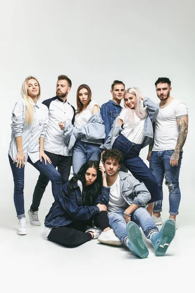 Група усміхнених друзів в модних джинсах — стокове фото
