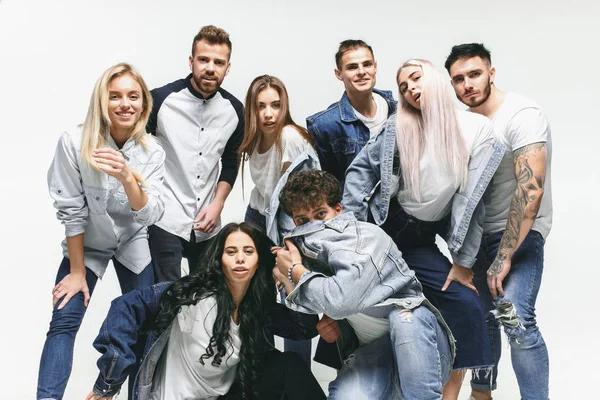 Grupo de amigos sonrientes en jeans de moda — Foto de Stock