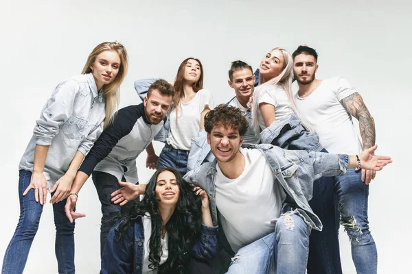 Grupo de amigos sonrientes en jeans de moda — Foto de Stock