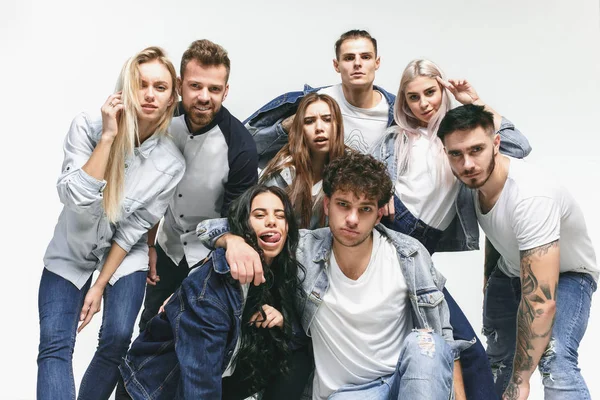 Group of smiling friends in fashionable jeans — Stock Photo, Image