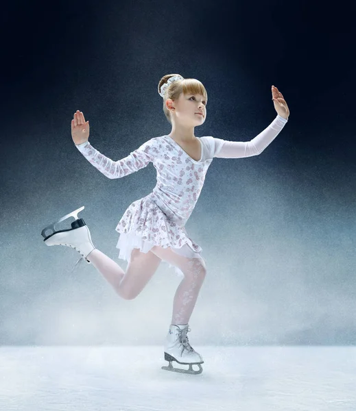 실내 아이스 링크에서 작은 여자 피겨 스케이팅. — 스톡 사진