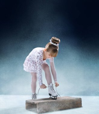 Küçük kız şekil onun ayakkabı kapalı Ice arena kadar verdi.