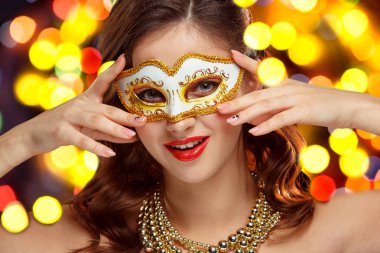 Partide Venedik maskeli balo karnaval maskesi giyen güzellik modeli kadın