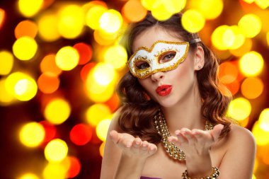 Partide Venedik maskeli balo karnaval maskesi giyen güzellik modeli kadın
