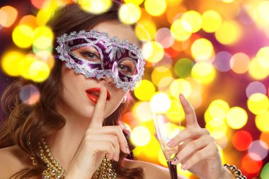 Partide Venedik maskeli balo karnaval maskesi giyen güzellik modeli kadın