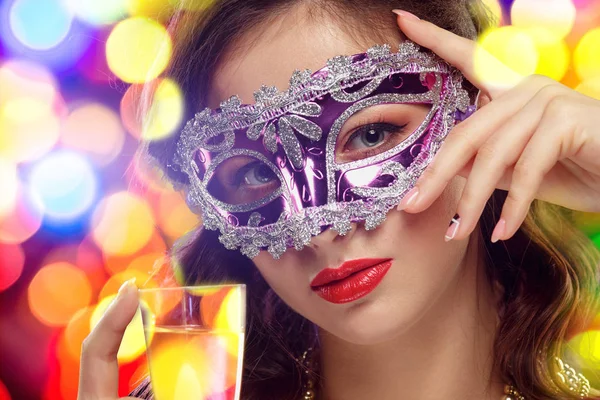 Belleza modelo mujer usando veneciano mascarada carnaval máscara en fiesta —  Fotos de Stock