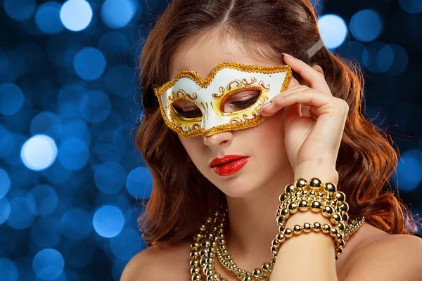 Skönhet modell kvinnan bär venetianska maskerad karneval mask på fest Royaltyfria Stockbilder