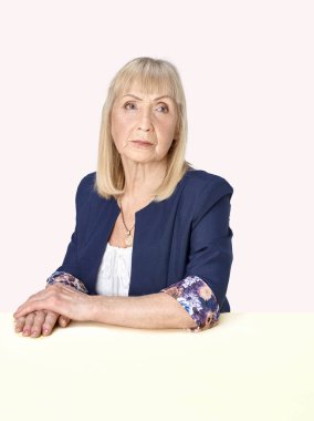 Üst düzey kadın üzgün hayatı hakkında düşünme.