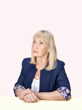 Üst düzey kadın üzgün hayatı hakkında düşünme.