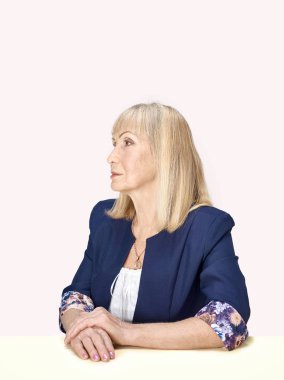 Üst düzey kadın üzgün hayatı hakkında düşünme.