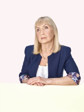 Üst düzey kadın üzgün hayatı hakkında düşünme.