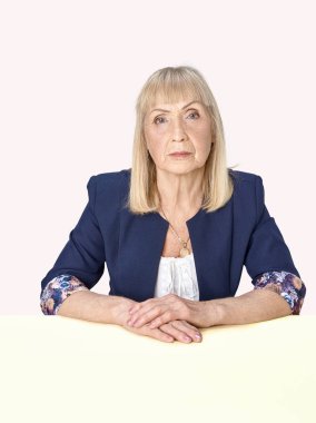 Üst düzey kadın üzgün hayatı hakkında düşünme.