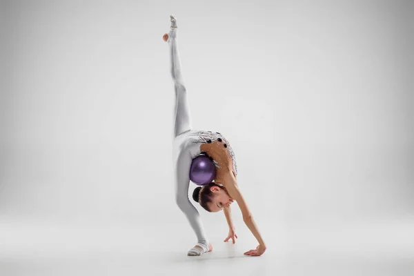 Nastolatek Dziewczyna Robi Gimnastyka Ćwiczenia Izolowane Białym Tle — Zdjęcie stockowe