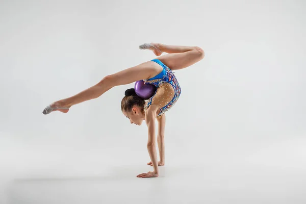 L'adolescente faisant des exercices de gymnastique isolé sur fond blanc — Photo