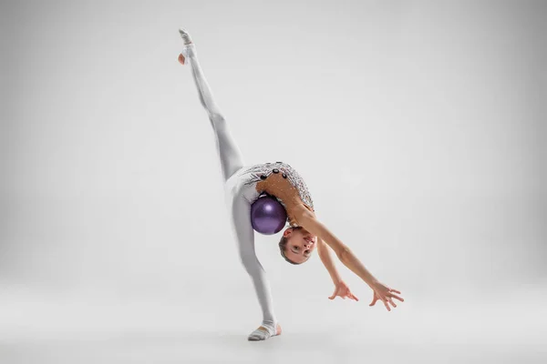 L'adolescente che fa esercizi di ginnastica isolati su sfondo bianco — Foto Stock