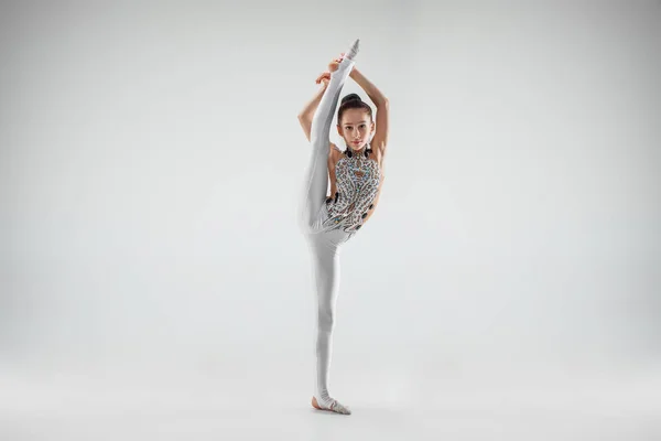 La adolescente haciendo ejercicios de gimnasia aislada sobre fondo blanco —  Fotos de Stock