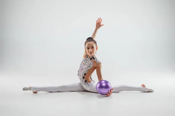 La adolescente haciendo ejercicios de gimnasia aislada sobre fondo blanco —  Fotos de Stock