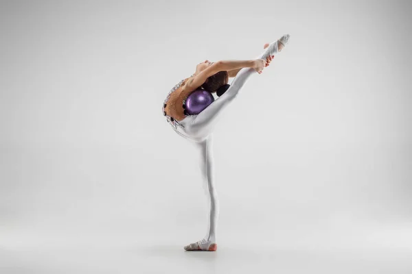 L'adolescente faisant des exercices de gymnastique isolé sur fond blanc — Photo