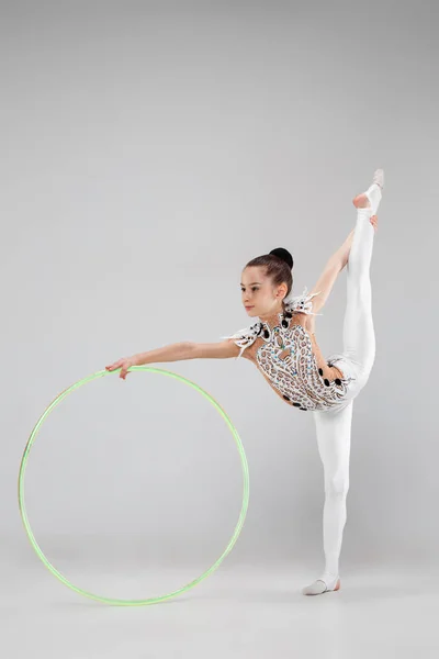 L'adolescente che fa esercizi di ginnastica isolati su sfondo bianco — Foto Stock