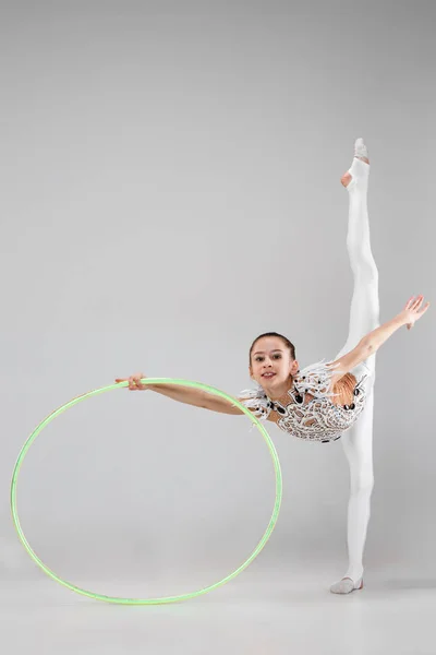A adolescente fazendo exercícios de ginástica isolada no fundo branco — Fotografia de Stock