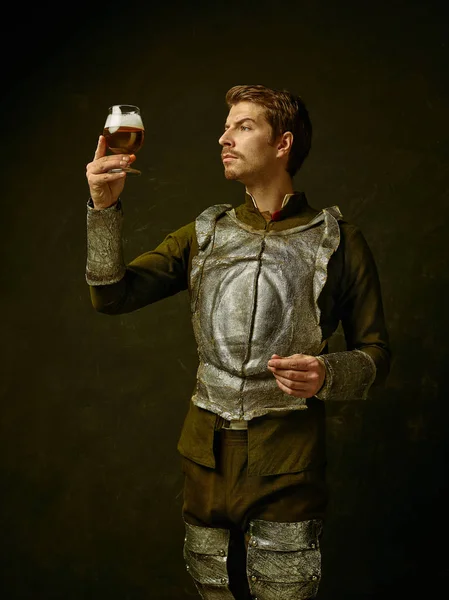 Mittelalterlicher Ritter Mit Bier Auf Dunklem Studiohintergrund Porträt Eines Brutalen — Stockfoto