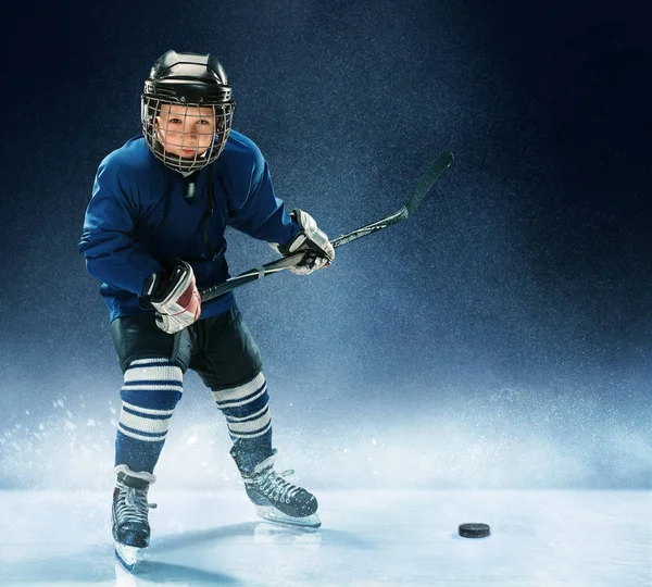 Kleiner Junge spielt Eishockey — Stockfoto