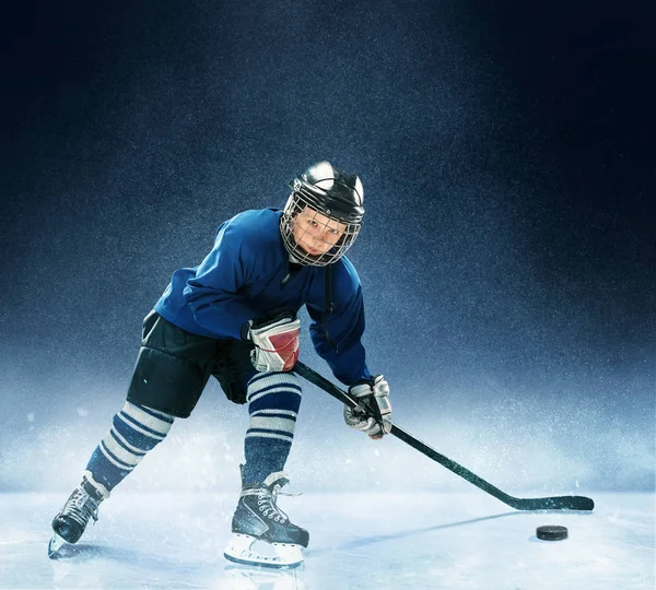Liten pojke spelar ishockey — Stockfoto