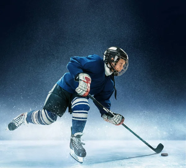 Niño jugando hockey sobre hielo — Foto de Stock