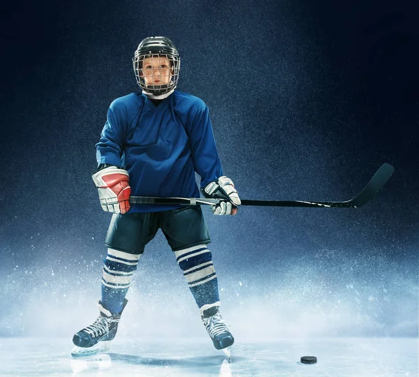 Niño jugando hockey sobre hielo — Foto de Stock