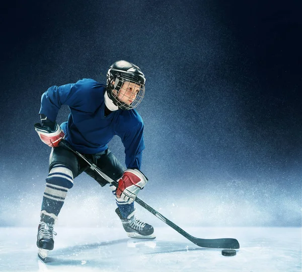 Niño jugando hockey sobre hielo — Foto de Stock