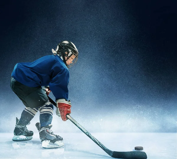 Niño jugando hockey sobre hielo — Foto de Stock