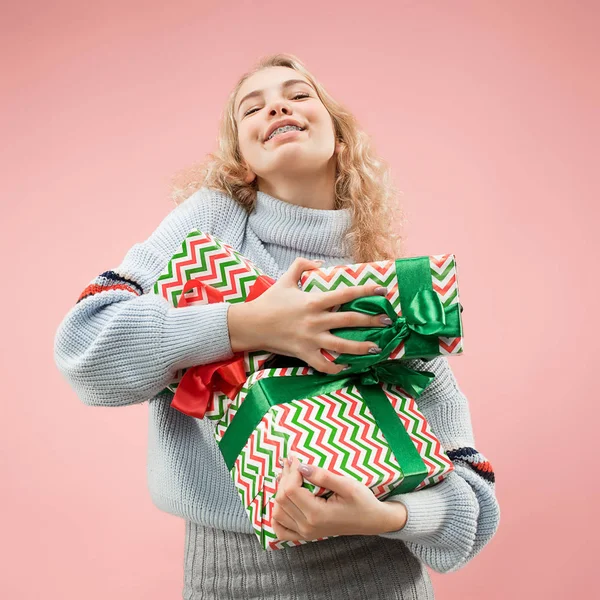 Mulher com grande sorriso bonito segurando caixas de presente coloridas . — Fotografia de Stock