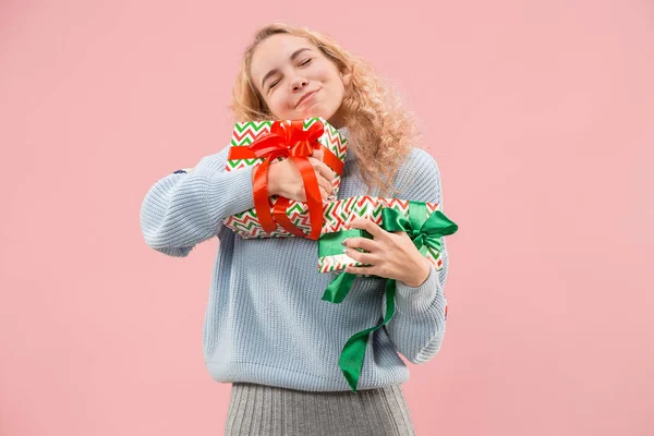 Woman with big beautiful smile holding colorful gift boxes. — Stock Photo, Image