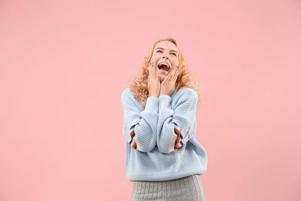 La mujer de negocios feliz de pie y sonriendo sobre el fondo rosa . — Foto de Stock