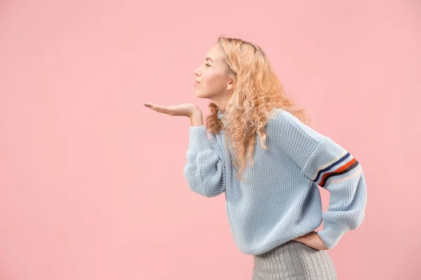 Retrato de menina bonito atraente com maquiagem brilhante com beijo isolado sobre fundo rosa — Fotografia de Stock