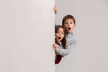 Arasındaki sınırda bakmak bir sürpriz çocuklu banner