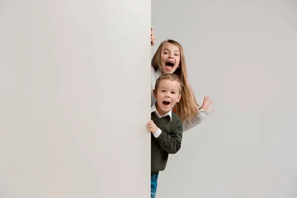 Banner with a surprised children peeking at the edge — Stock Photo, Image