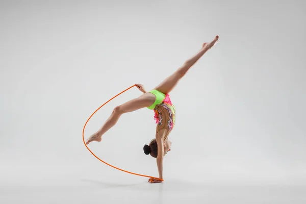 Het tiener meisje doen gymnastiek oefeningen geïsoleerd op witte achtergrond — Stockfoto