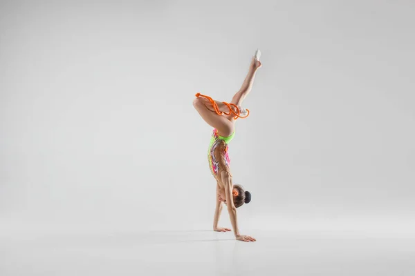 Девушка-подросток, занимающаяся гимнастикой на белом фоне — стоковое фото